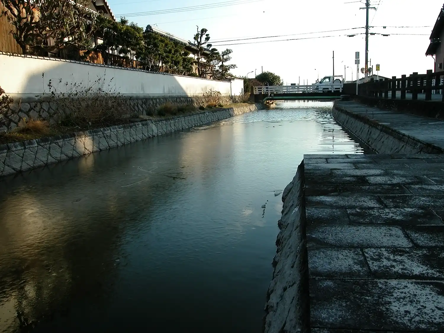 洪水調節の機能を持つ環濠集落の堀＝2021年1月、大和郡山市稗田町