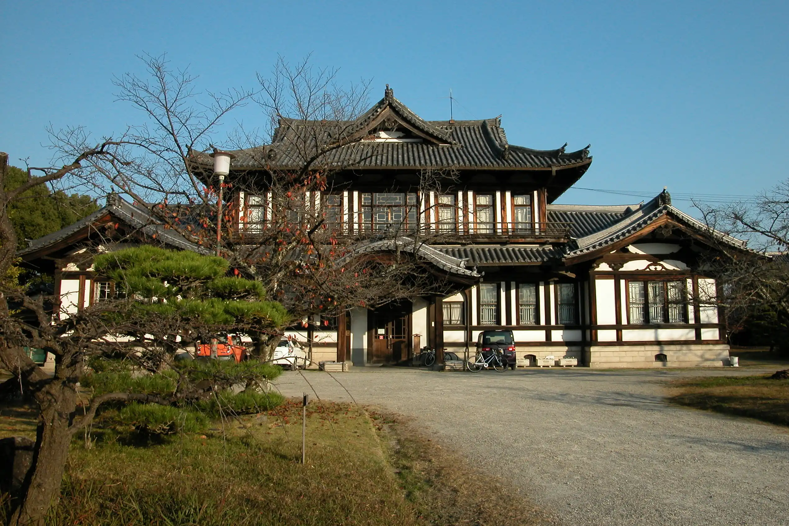 活用が注目される近代和風、城址会館（旧奈良県立図書館）＝2020年11月、大和郡山市城内町