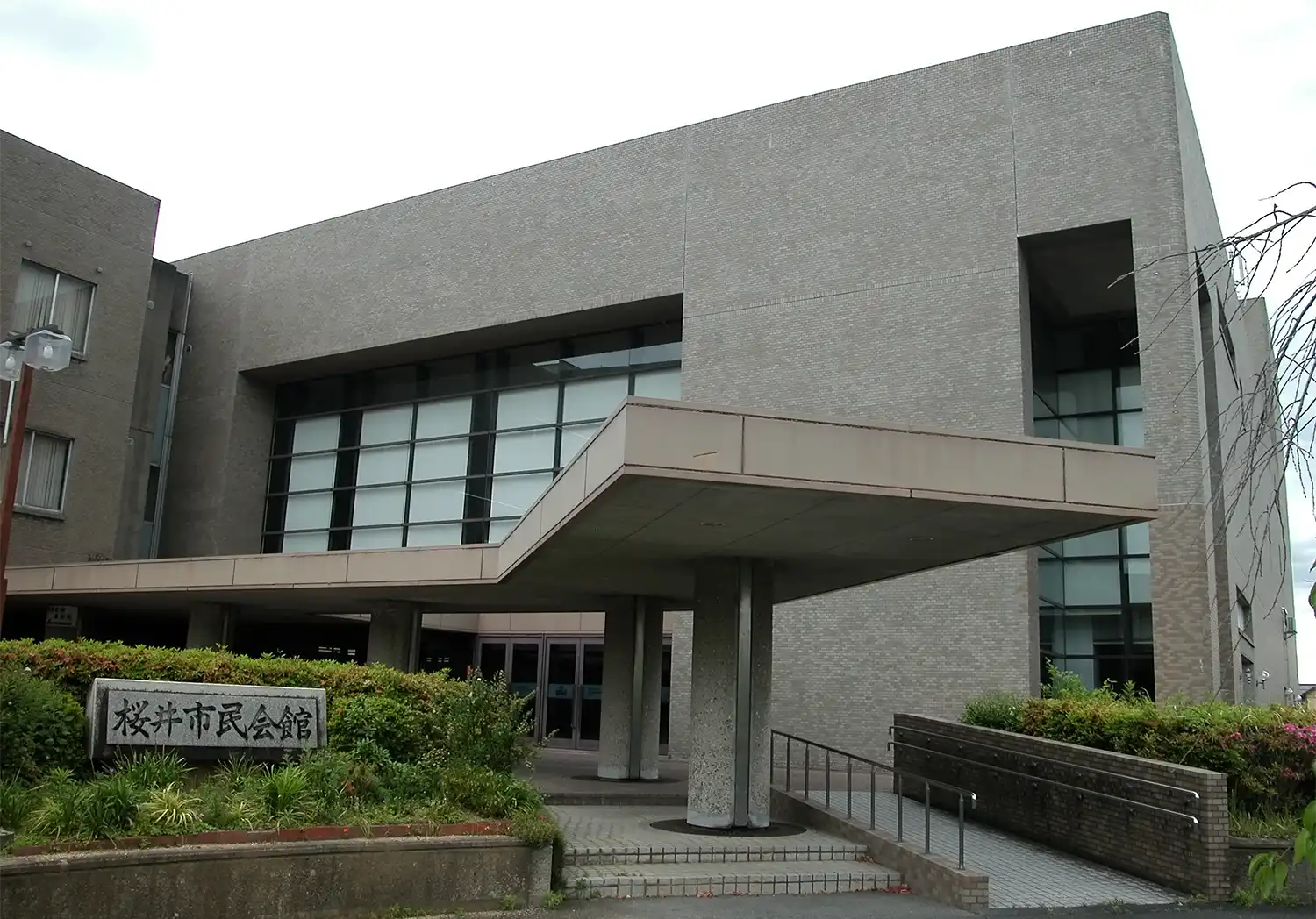 奈良県桜井市が「一時休館」を決めてから3年が過ぎた市民会館＝2024年5月8日、同市粟殿
