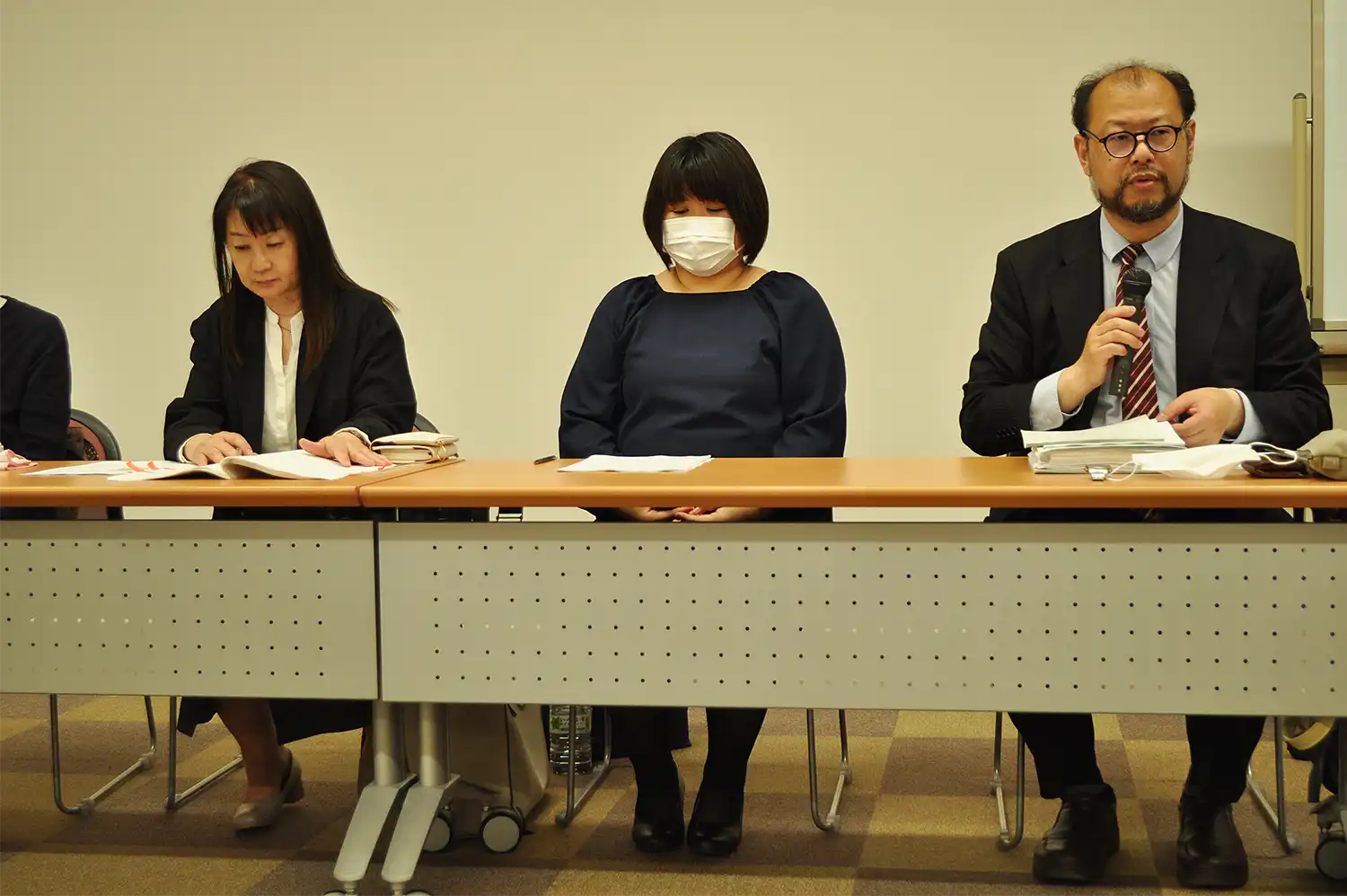 判決後、会見する弁護団。原告の女性も参加した（左端の肩だけが写っている人）＝2024年5月30日、奈良市の奈良弁護士会館
