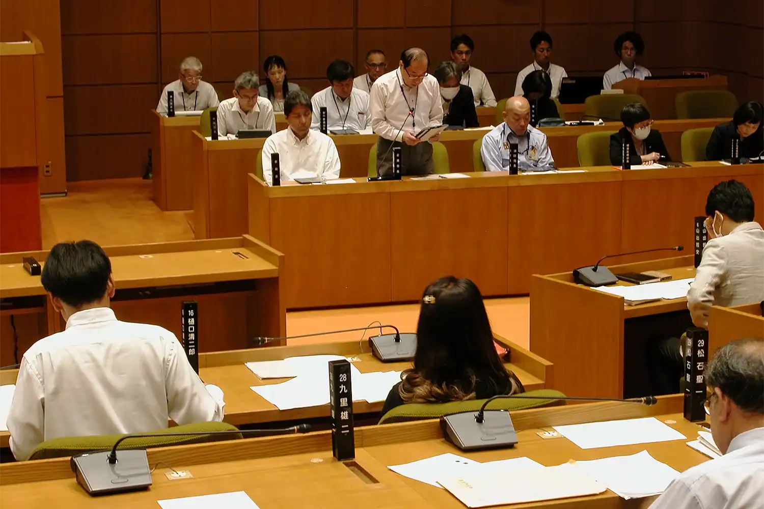用水供給単価の引き上げ問題で答弁する池田修・奈良市企業局長（奥中央）＝2024年6月12日、奈良市二条大路南1丁目の市議会