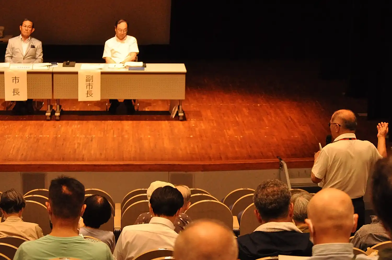 奈良県域水道一体化への参加を目指す大和郡山市が開いた市民説明会。参加者の質問に耳を傾ける上田清市長（左）＝2024年7月14日夜、同市北郡山町のやまと郡山城ホール