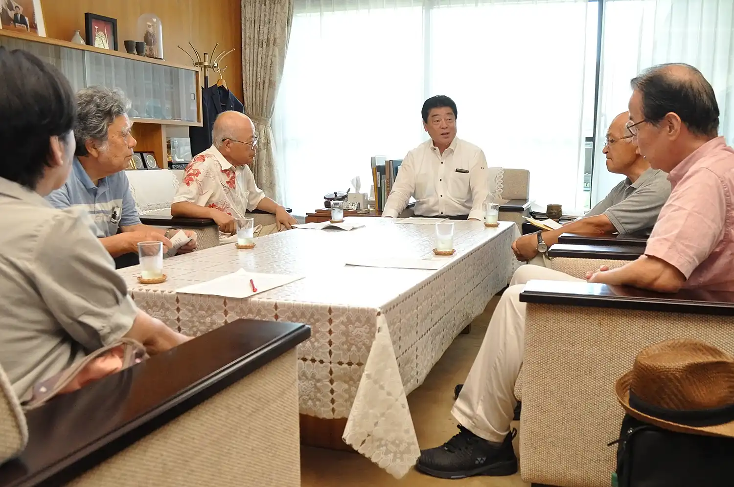 ヘイトスピーチ規制条例制定を求め中野雅史奈良県議会議長（中央）に思いを伝える「実現する会」の加来洋八郎代表（左から3人目）ら＝2024年8月9日、奈良市登大路町の県議会