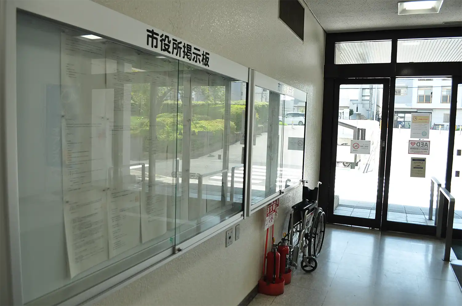 奈良市役所庁舎内に移転された掲示板＝2024年9月4日、同市二条大路南1丁目