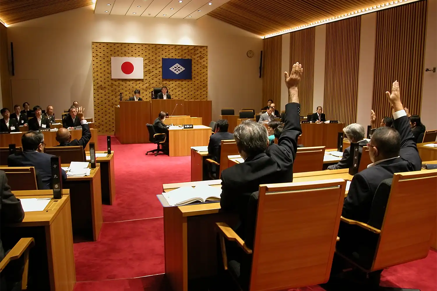 県域水道一体化への参加に向けた関連議案の採決で挙手する賛成議員＝2024年9月19日、大和郡山市議会
