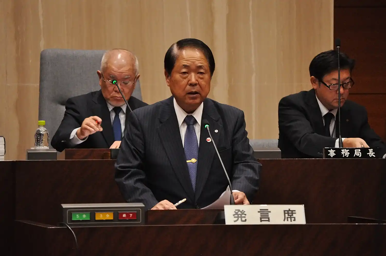 奈良県安堵町議会臨時会で県補助金返還に向け補正予算を提案する西本安博町長＝2024年11月1日、同町役場、浅野善一撮影