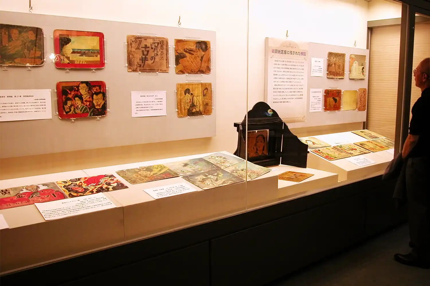 「黄金バット」をはじめ、街頭紙芝居の名作の数々を展示した会場＝2024年11月3日、大阪府吹田市立博物館、浅野詠子撮影