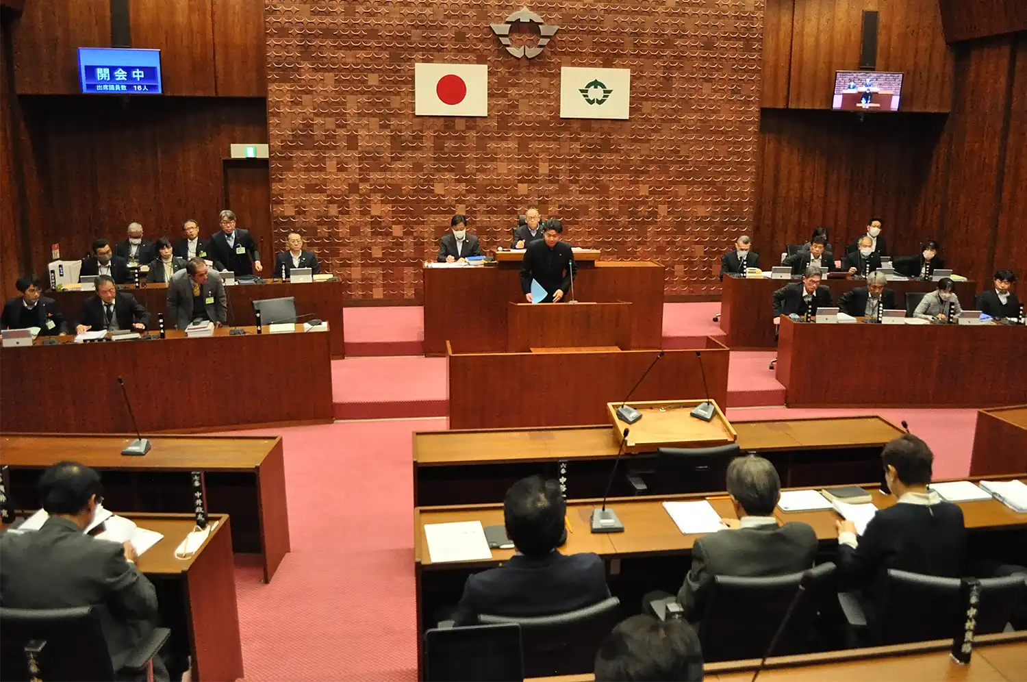 議長の許可を受けて撮影した定例会本会議。中央は閉会のあいさつをする三橋和史市長＝2024年12月16日、奈良県香芝市議会、浅野善一撮影