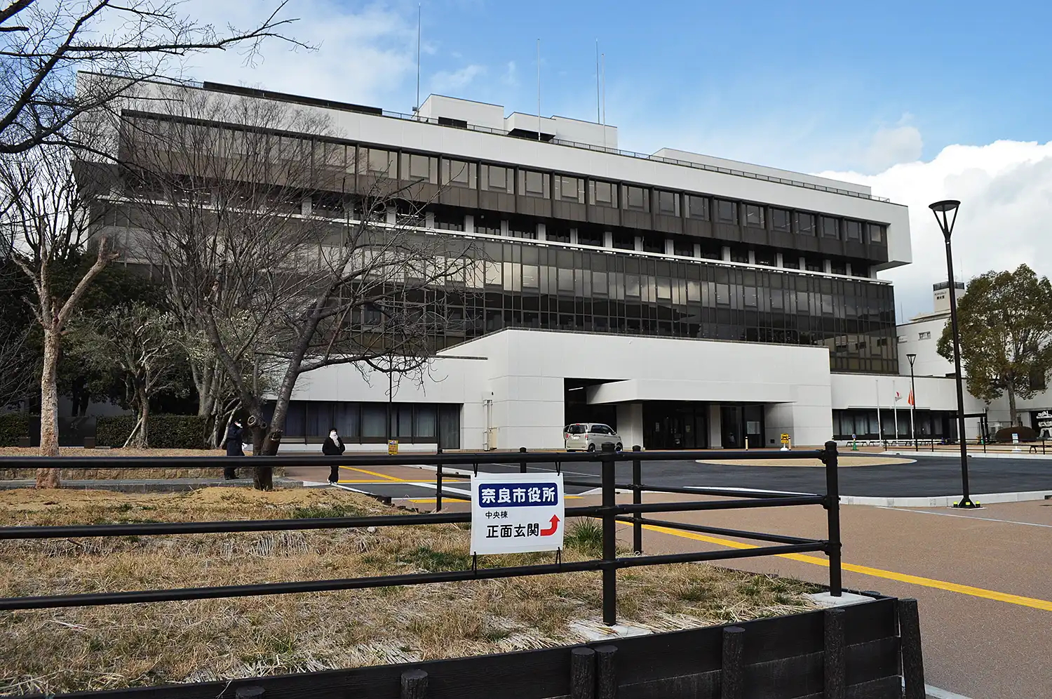 現在の奈良市役所入り口の仮の案内表示。右奥に芝生広場がある＝2025年2月20日、同市二条大路南1丁目、浅野善一撮影