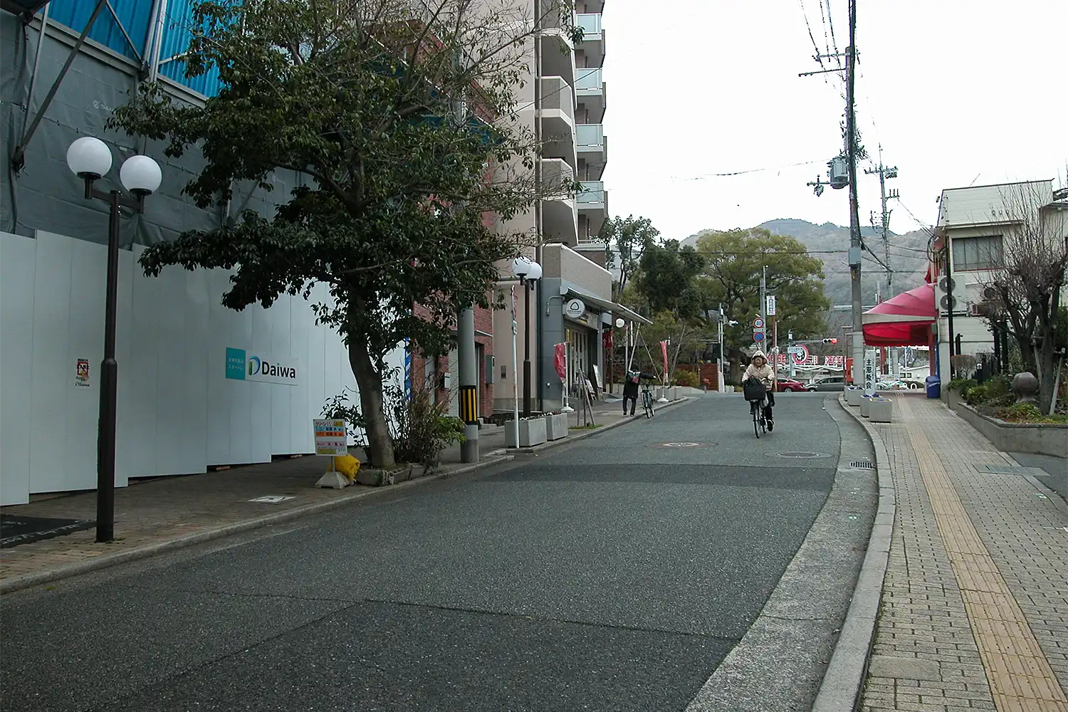 左の建物付近に前衛芸術の拠点だった洋館跡。正面奥の緑地付近に関西学院のキャンパスがあった＝2025年3月6日、神戸市灘区原田通3丁目、浅野詠子撮影