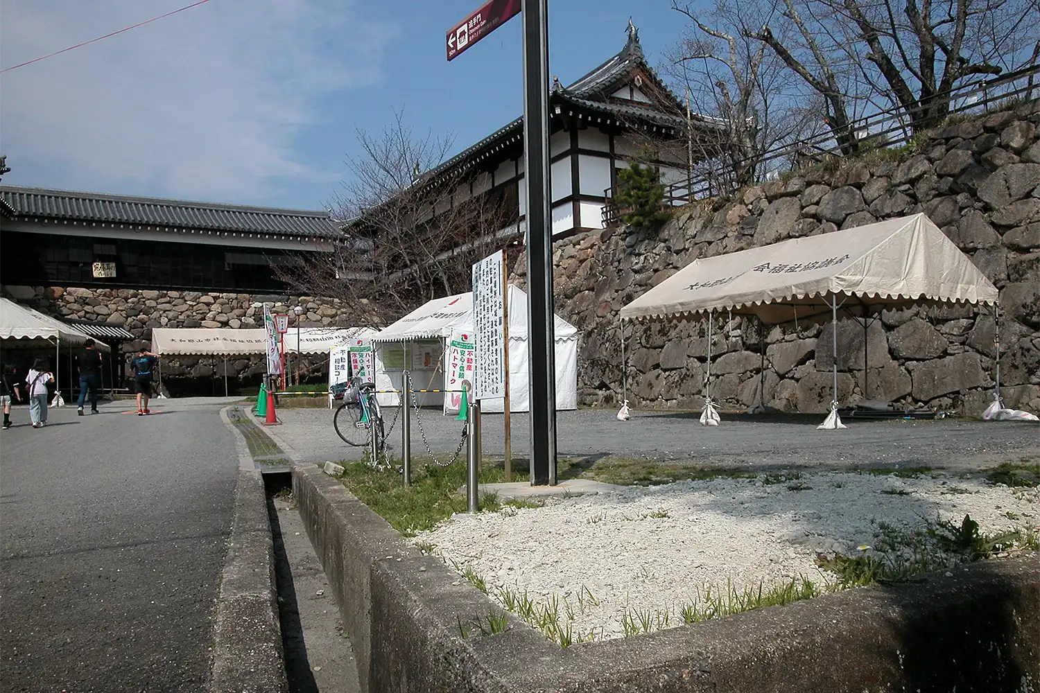 「県指定史跡」の案内板があった郡山城跡の入り口。手前の砂利が敷かれている所に立っていた＝2025年3月27日、大和郡山市、浅野詠子撮影