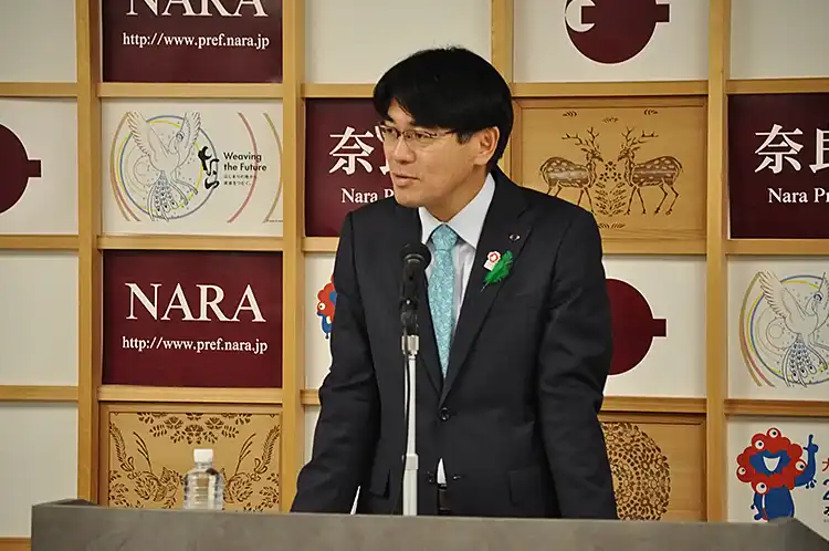 定例会見で奈良県の万博ボランティア採用を巡る混乱について謝罪した山下真知事＝2025年4月3日、県庁、浅野善一撮影