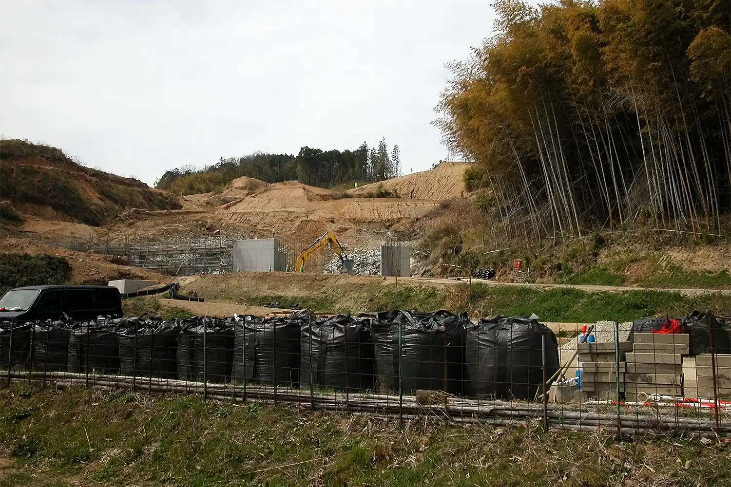 森林が伐採されたメガソーラーの建設現場＝2025年3月31日、奈良県平群町、浅野詠子撮影
