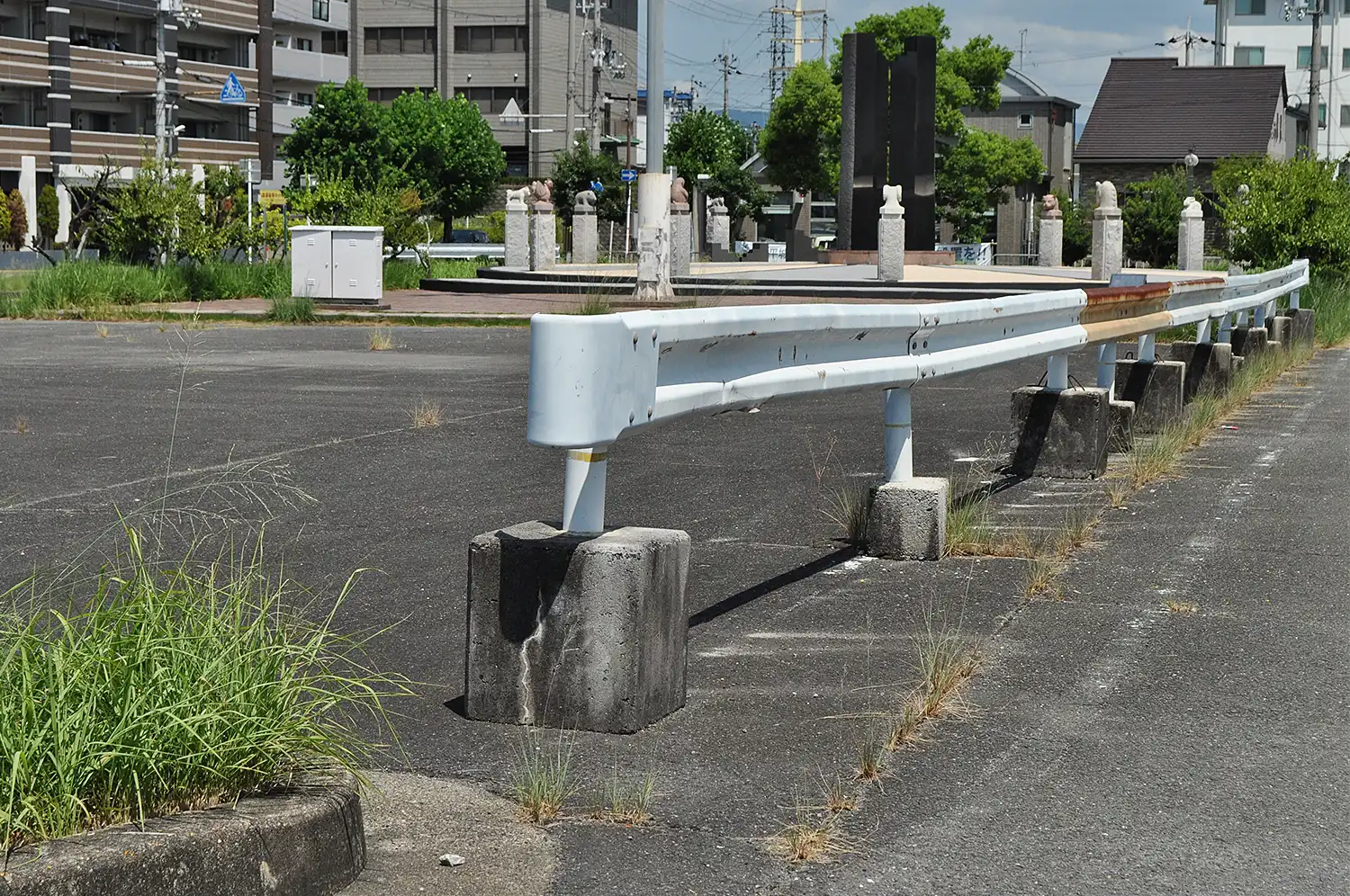 仮設のガードレールでふさがれたバス、タクシーの待機場所(左側)の開口部=2025年8月28日、奈良市佐保台西町のJR平城山駅ロータリー、浅野善一撮影