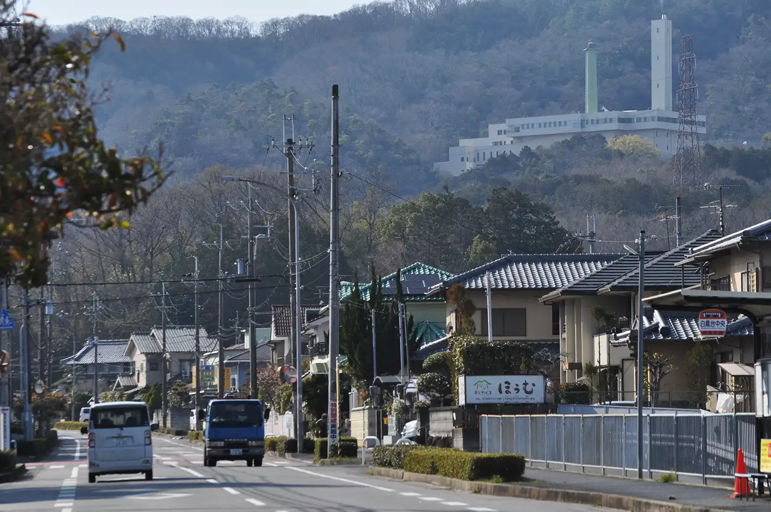 白鳳台の住宅地とごみ焼却場（右上）＝2026年3月21日、奈良県香芝市、浅野善一撮影