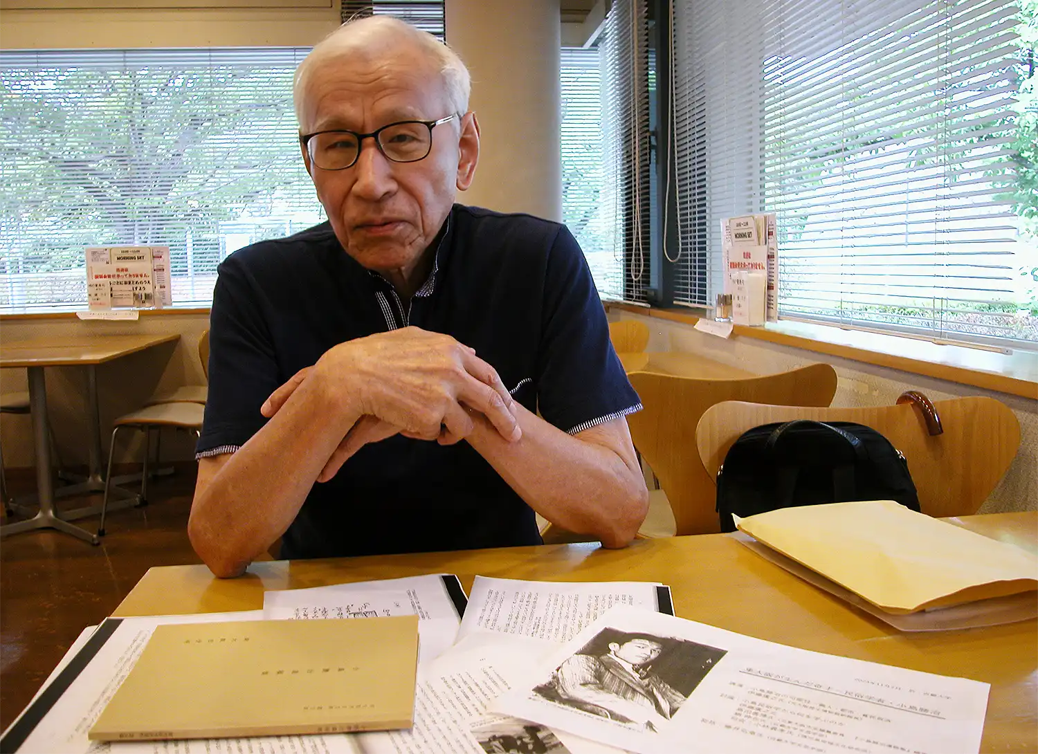54年前に担当した小島勝治遺稿集を前に、業績と戦没について語る島田善博さん=奈良県大和郡山市内、2026年9月3日、浅野詠子撮影