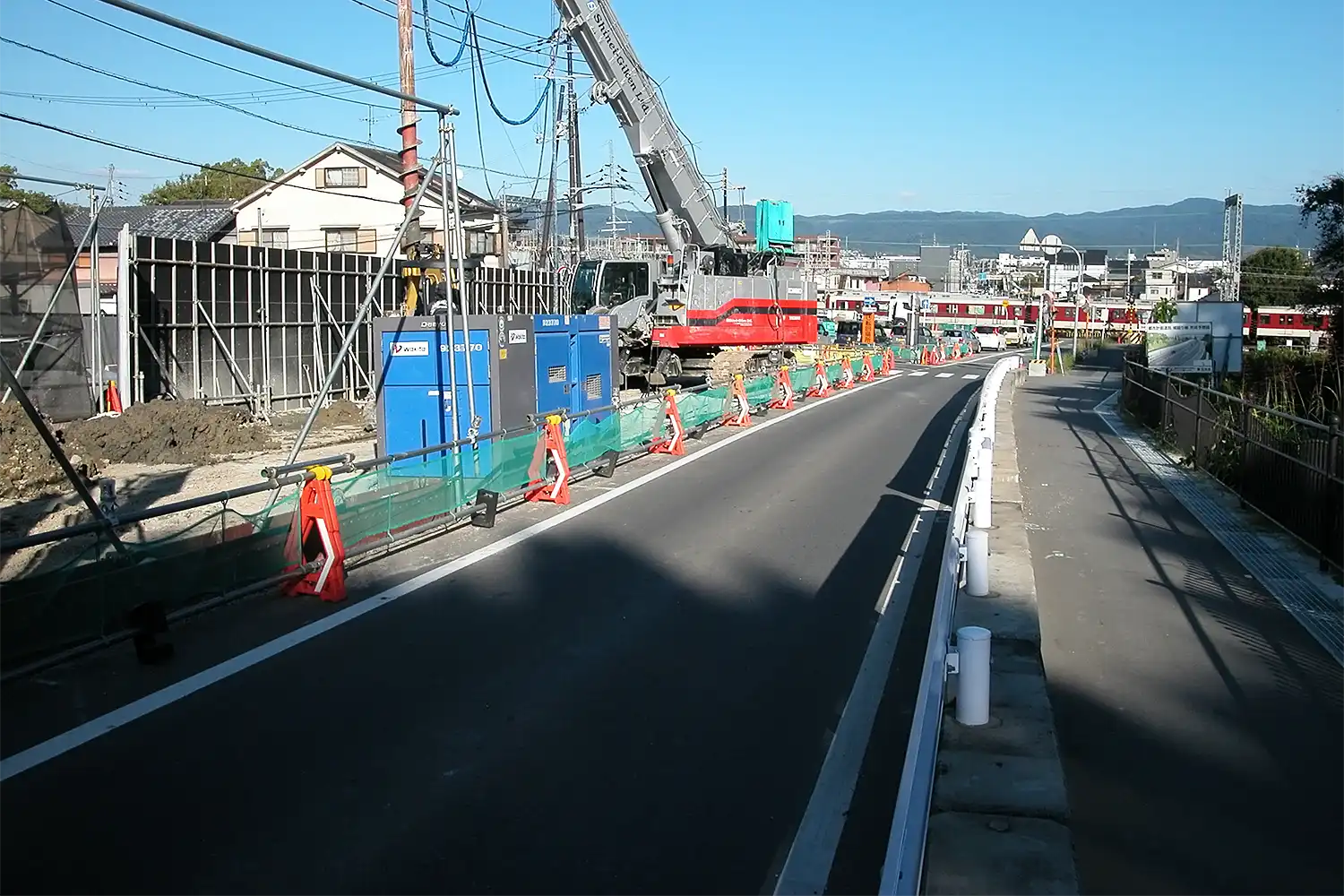 拡幅工事中の県道城回り線。七ツ井戸跡の石碑は写真の左の方にあった=2026年10月9日、浅野詠子撮影