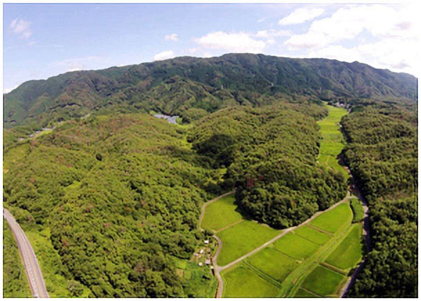 元の様子。左側の山を削った（同ブログより）