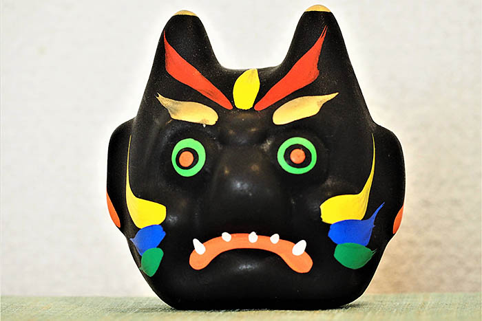 「たんぽぽの家」（奈良市六条西3丁目）製作の厄除鬼（やくよけおに）。黒鬼が除ける厄は「愚痴」。赤鬼、青鬼など色ごとに異なる厄がある
